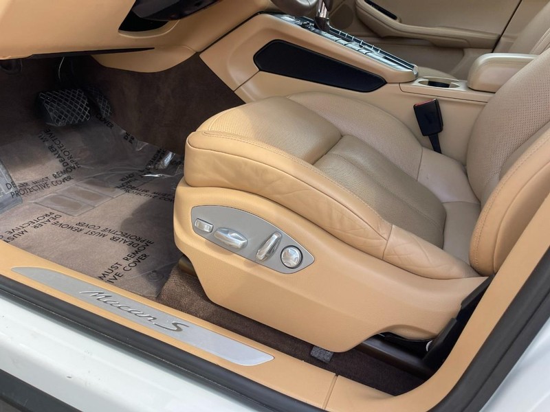 Porsche Macan Vehicle Image 24