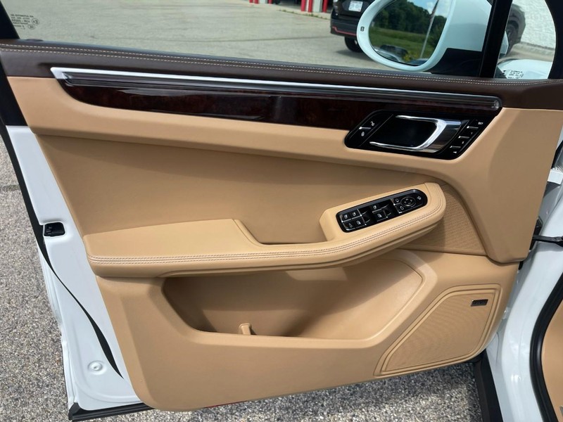 Porsche Macan Vehicle Image 25