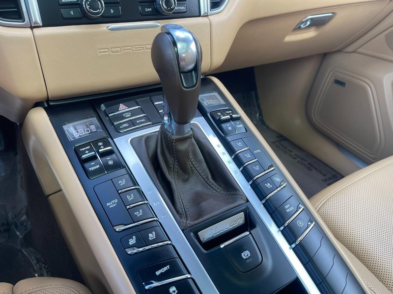 Porsche Macan Vehicle Image 34