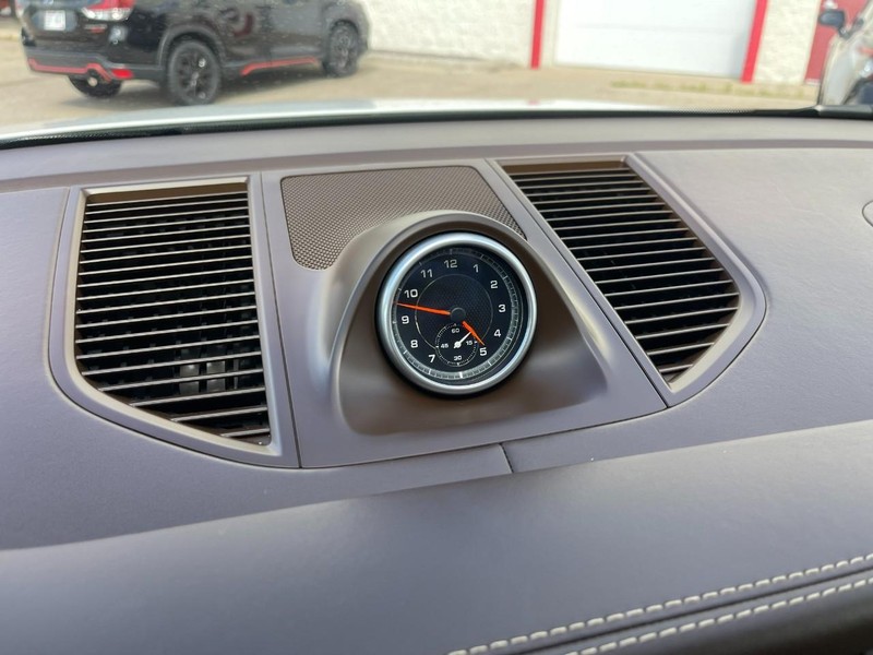 Porsche Macan Vehicle Image 36