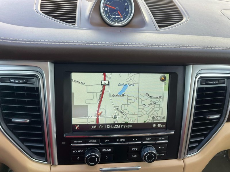 Porsche Macan Vehicle Image 38