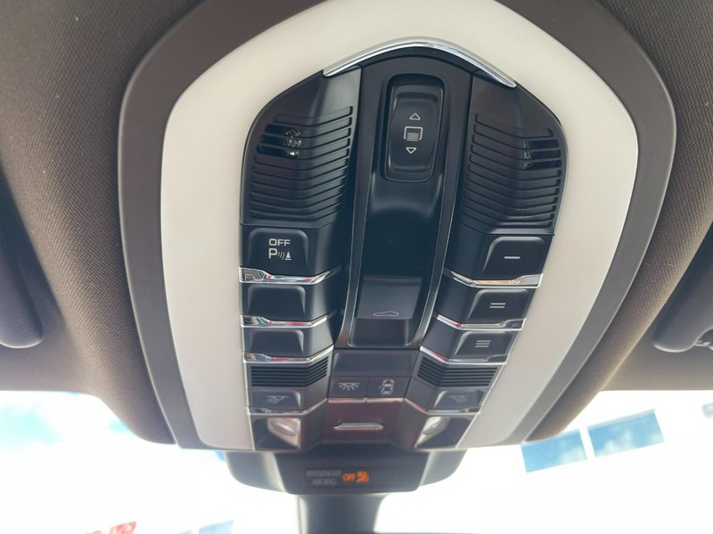 Porsche Macan Vehicle Image 39