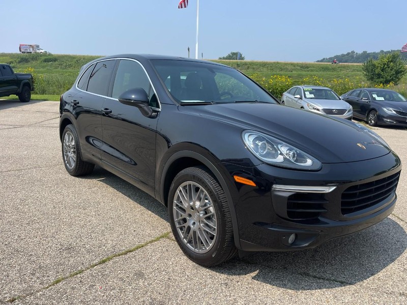 Porsche Cayenne Vehicle Image 02