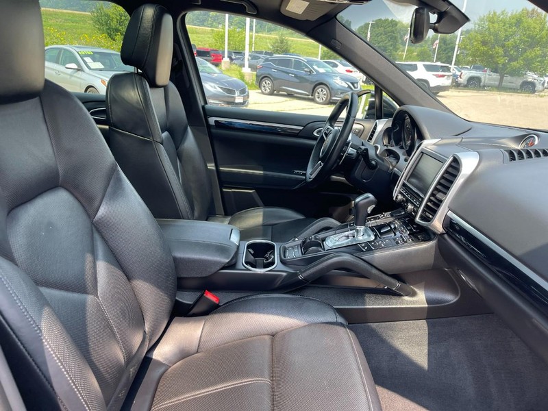 Porsche Cayenne Vehicle Image 11