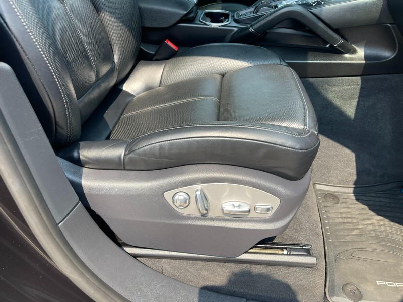 Porsche Cayenne Vehicle Image 12