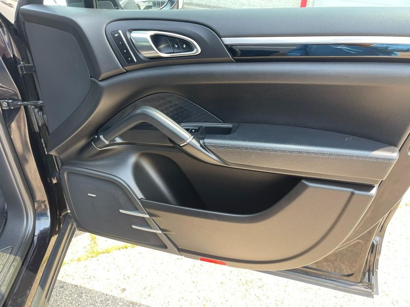 Porsche Cayenne Vehicle Image 13