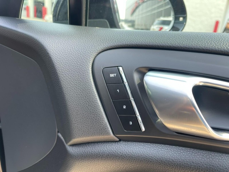 Porsche Cayenne Vehicle Image 15