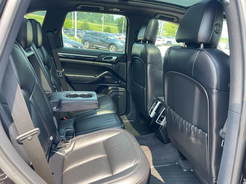 Porsche Cayenne Vehicle Image 16