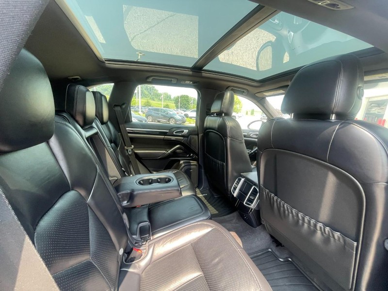 Porsche Cayenne Vehicle Image 17
