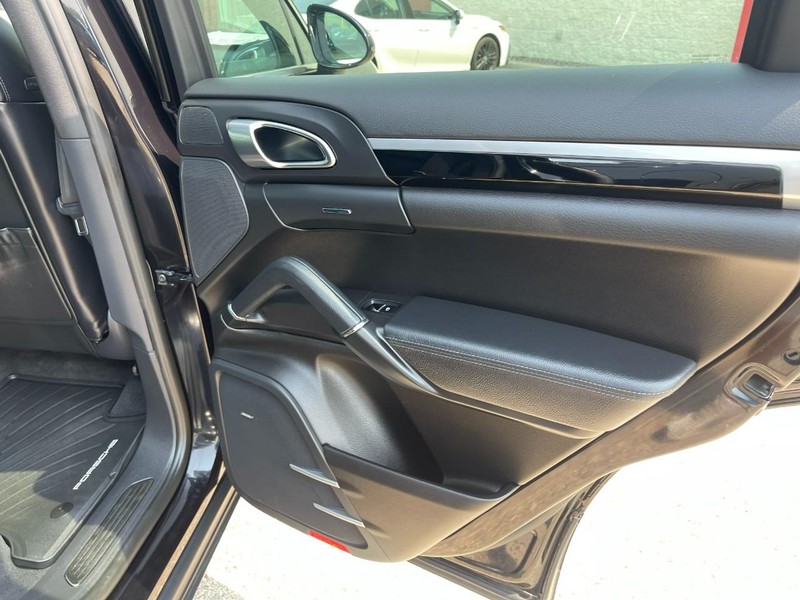Porsche Cayenne Vehicle Image 18