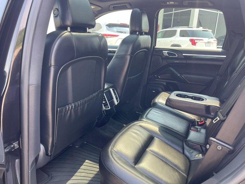 Porsche Cayenne Vehicle Image 21