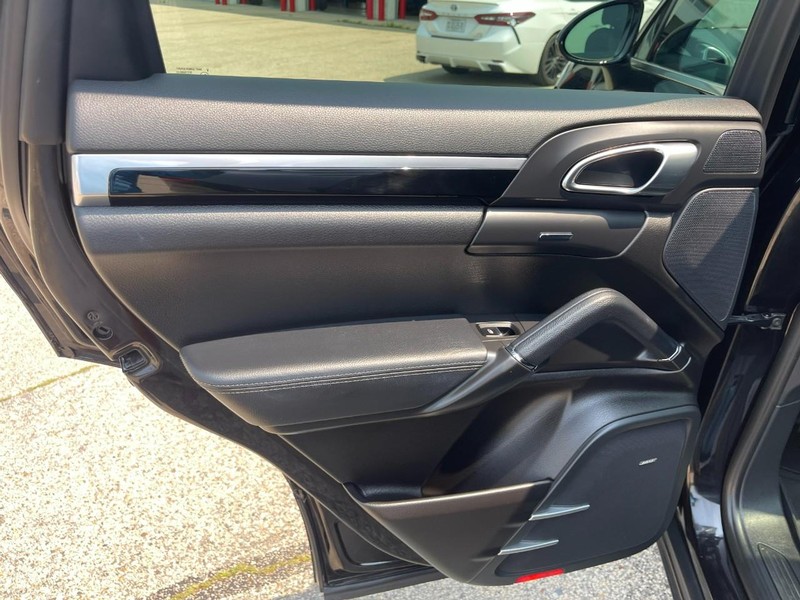 Porsche Cayenne Vehicle Image 22