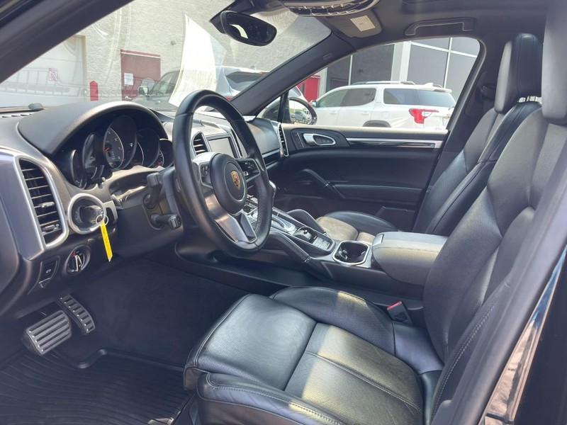 Porsche Cayenne Vehicle Image 23