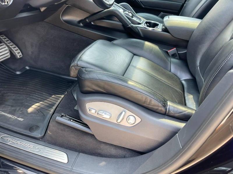Porsche Cayenne Vehicle Image 24