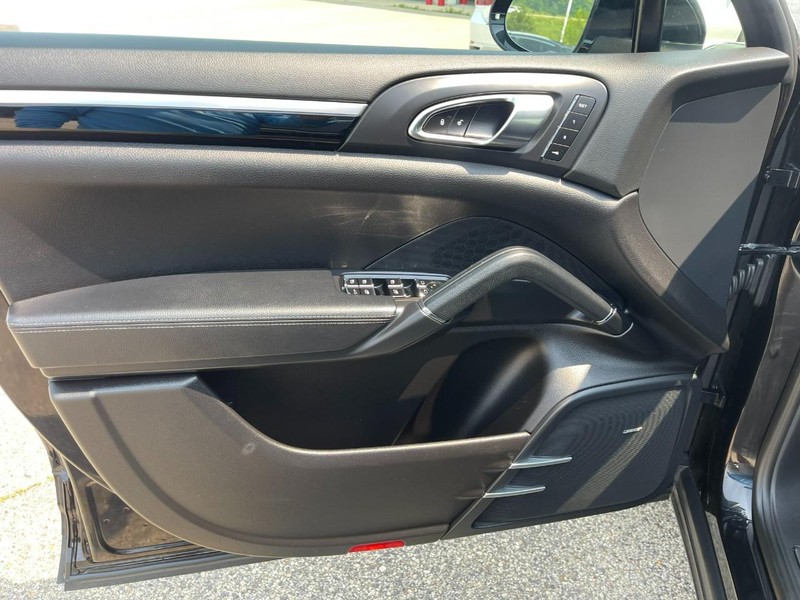 Porsche Cayenne Vehicle Image 25
