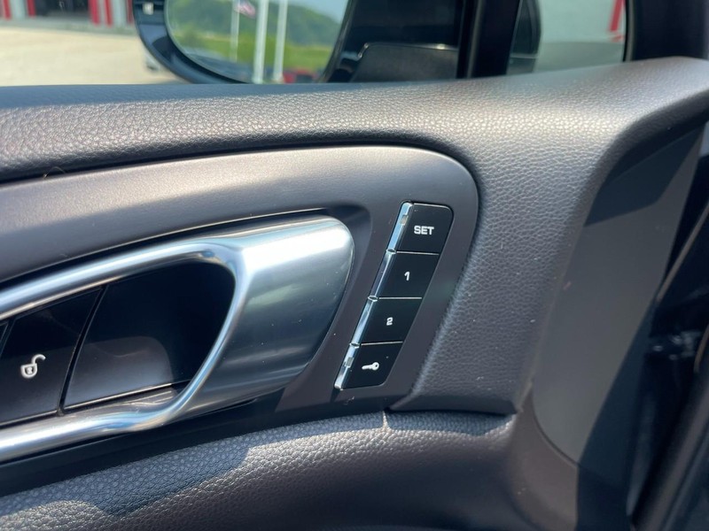 Porsche Cayenne Vehicle Image 27