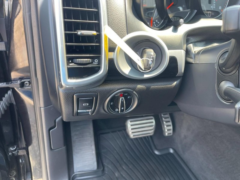 Porsche Cayenne Vehicle Image 28
