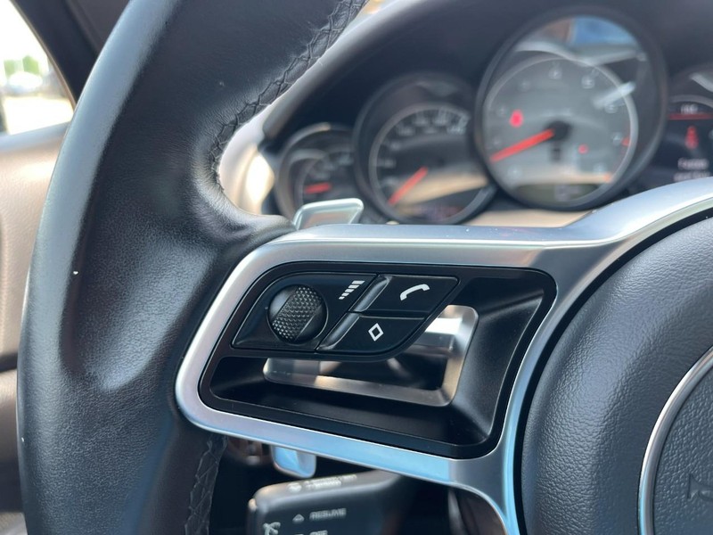 Porsche Cayenne Vehicle Image 30