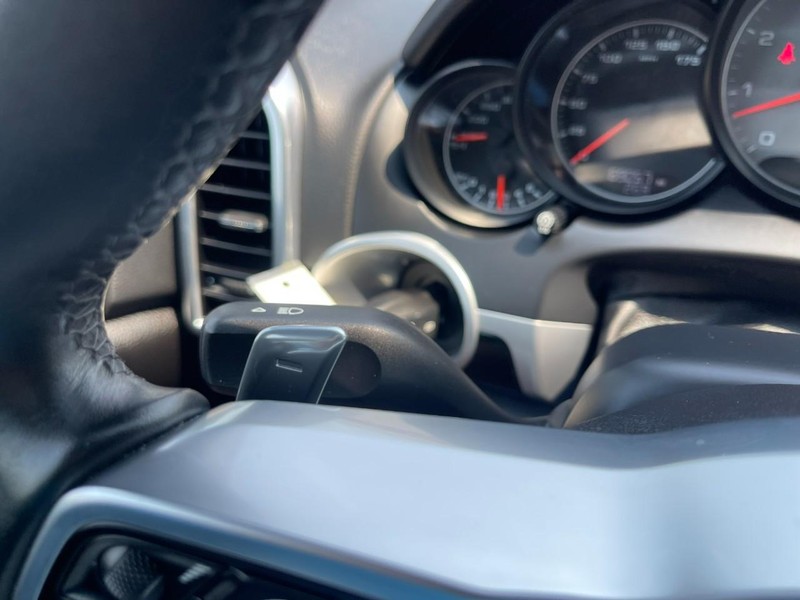 Porsche Cayenne Vehicle Image 32