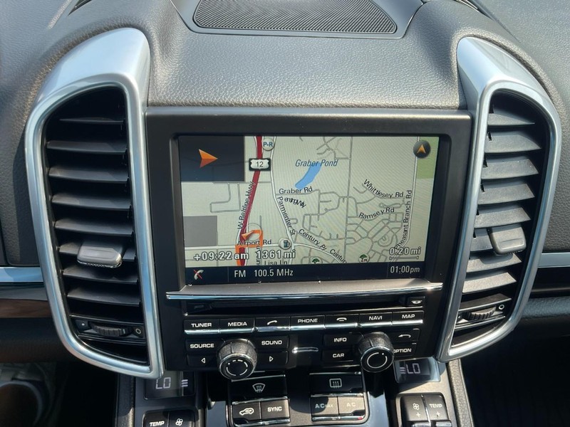 Porsche Cayenne Vehicle Image 37