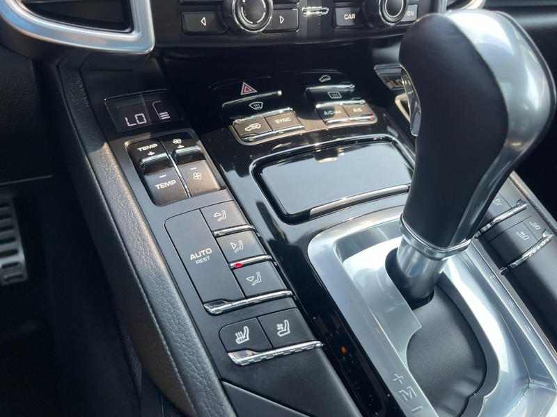 Porsche Cayenne Vehicle Image 38