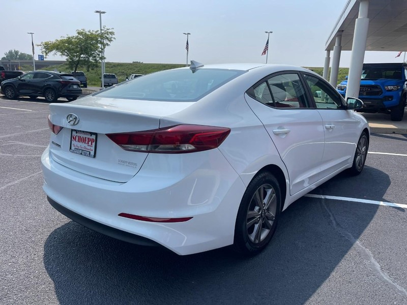 Hyundai Elantra Vehicle Image 03