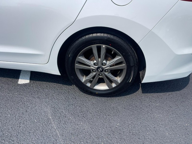 Hyundai Elantra Vehicle Image 05