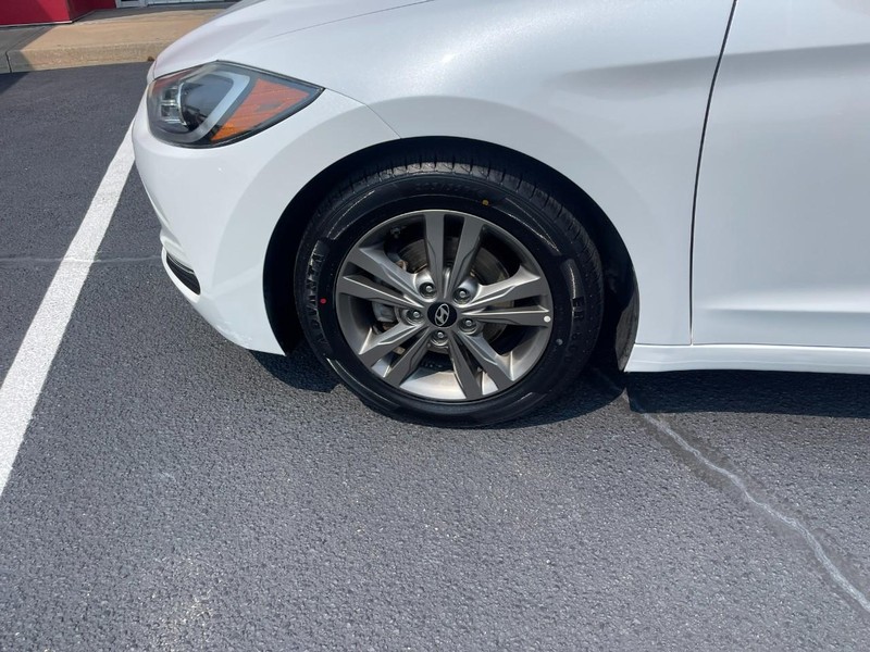 Hyundai Elantra Vehicle Image 06