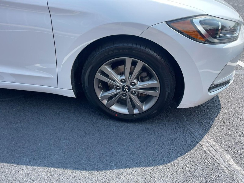 Hyundai Elantra Vehicle Image 07