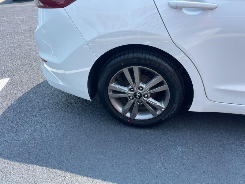 Hyundai Elantra Vehicle Image 08