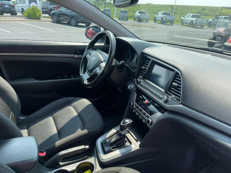 Hyundai Elantra Vehicle Image 09