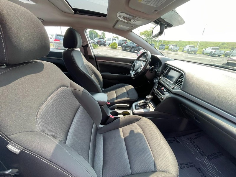 Hyundai Elantra Vehicle Image 11
