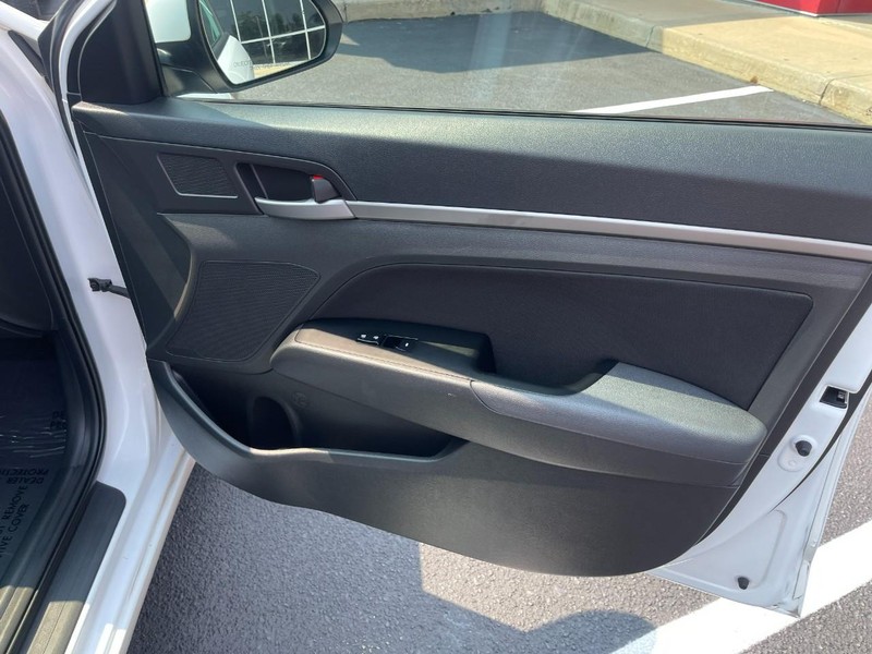 Hyundai Elantra Vehicle Image 12