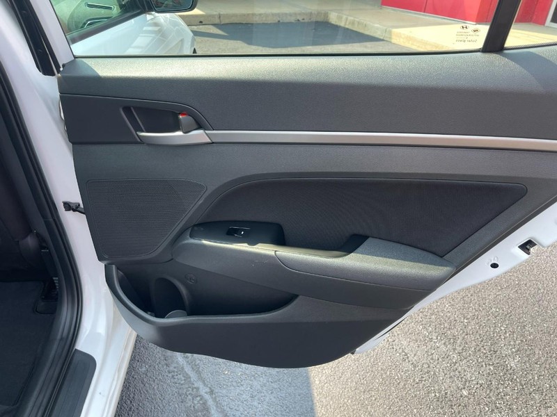 Hyundai Elantra Vehicle Image 15