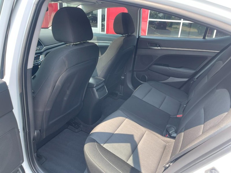 Hyundai Elantra Vehicle Image 17