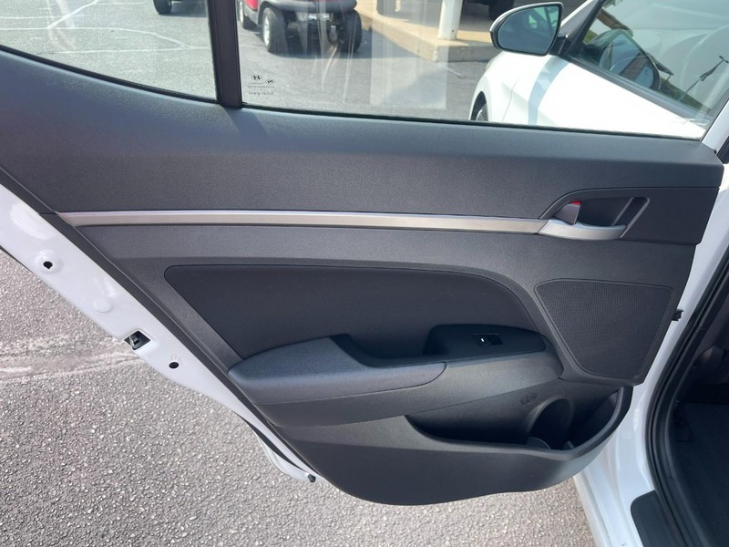 Hyundai Elantra Vehicle Image 18