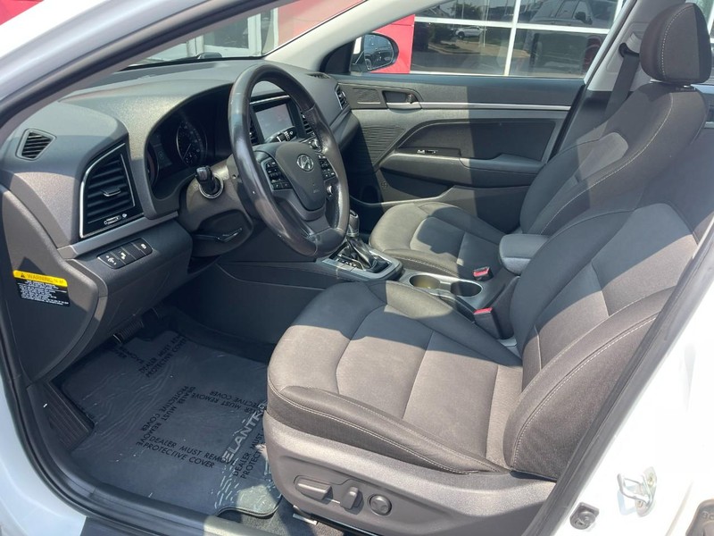 Hyundai Elantra Vehicle Image 19