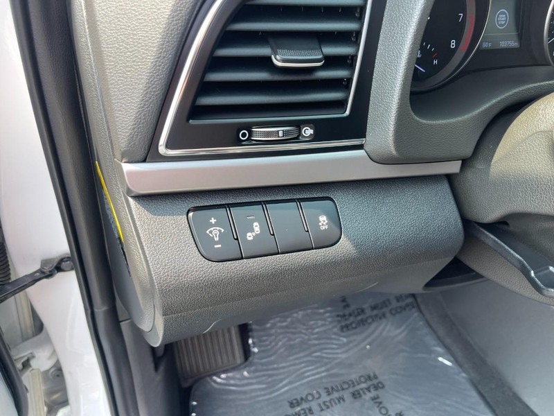 Hyundai Elantra Vehicle Image 21