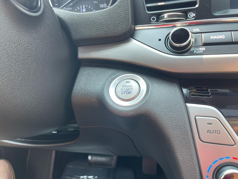 Hyundai Elantra Vehicle Image 27