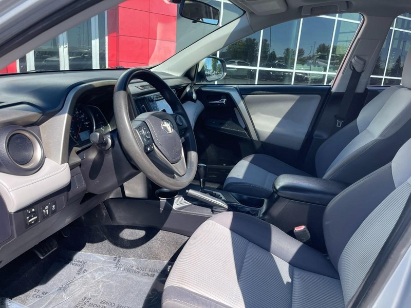 Toyota RAV4 Vehicle Image 13