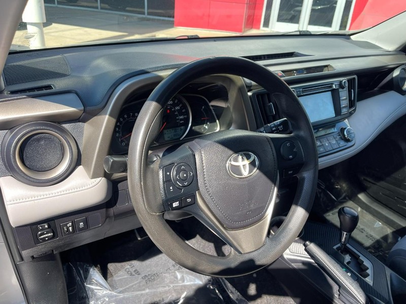 Toyota RAV4 Vehicle Image 14