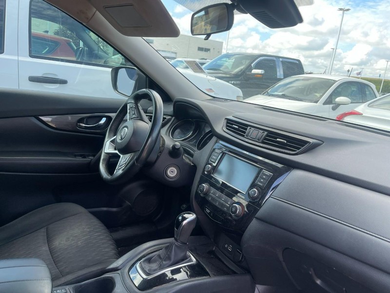 Nissan Rogue Vehicle Image 02