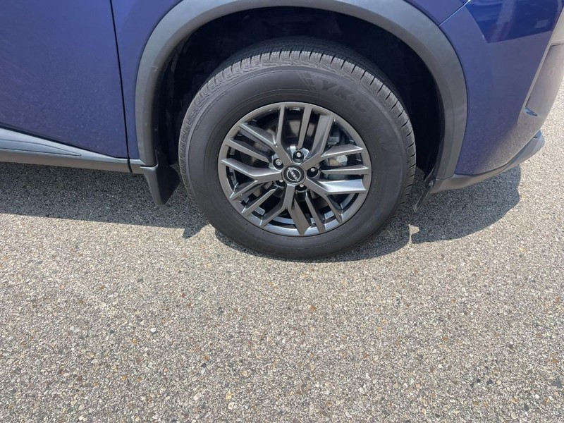 Nissan Rogue Vehicle Image 07