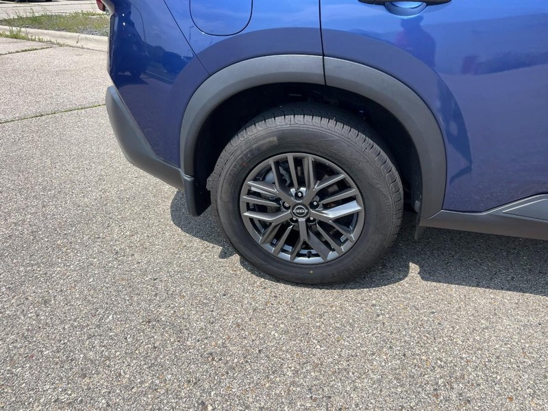 Nissan Rogue Vehicle Image 08
