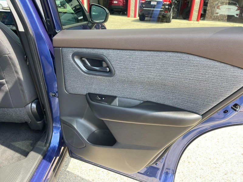 Nissan Rogue Vehicle Image 14