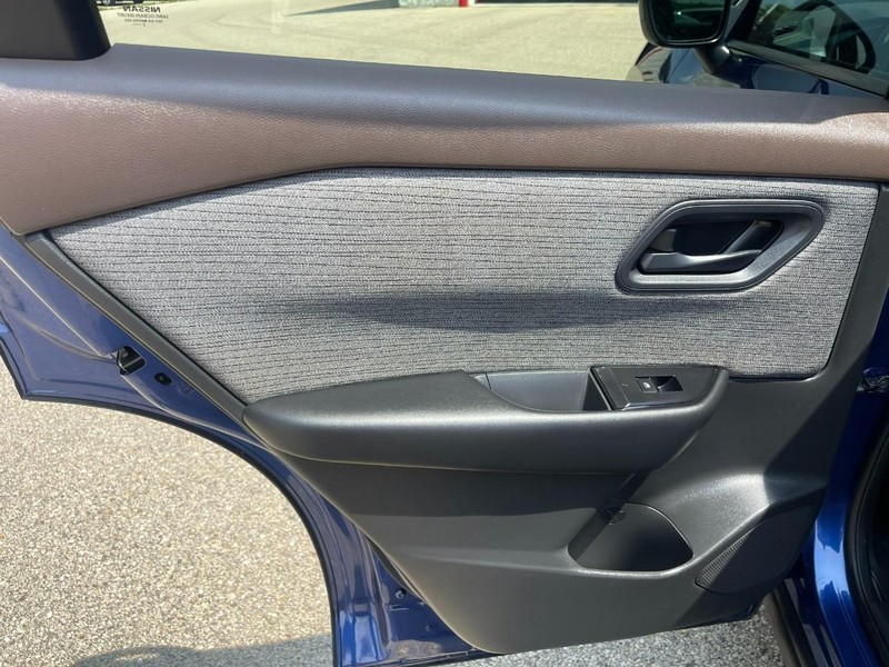 Nissan Rogue Vehicle Image 17
