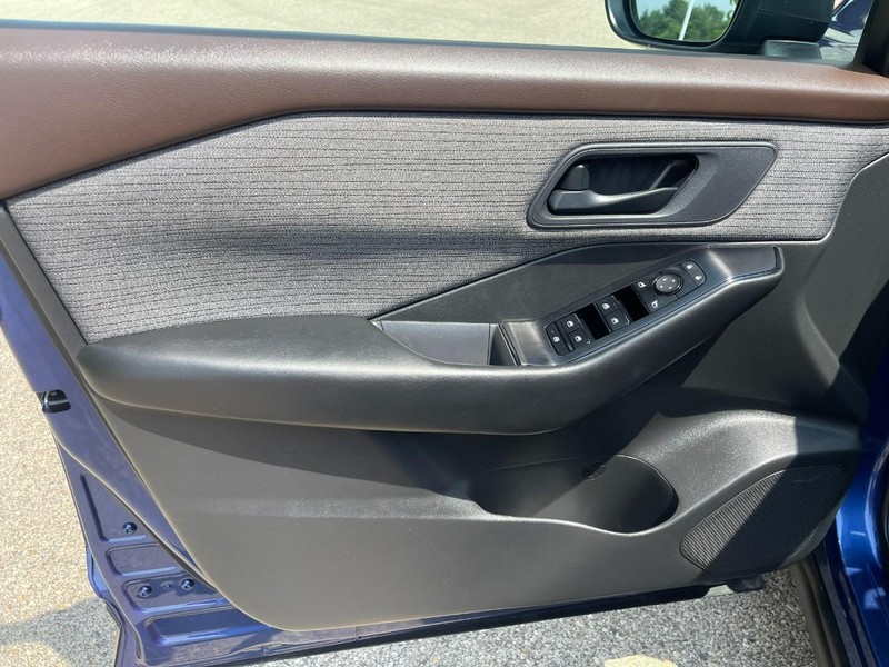 Nissan Rogue Vehicle Image 19