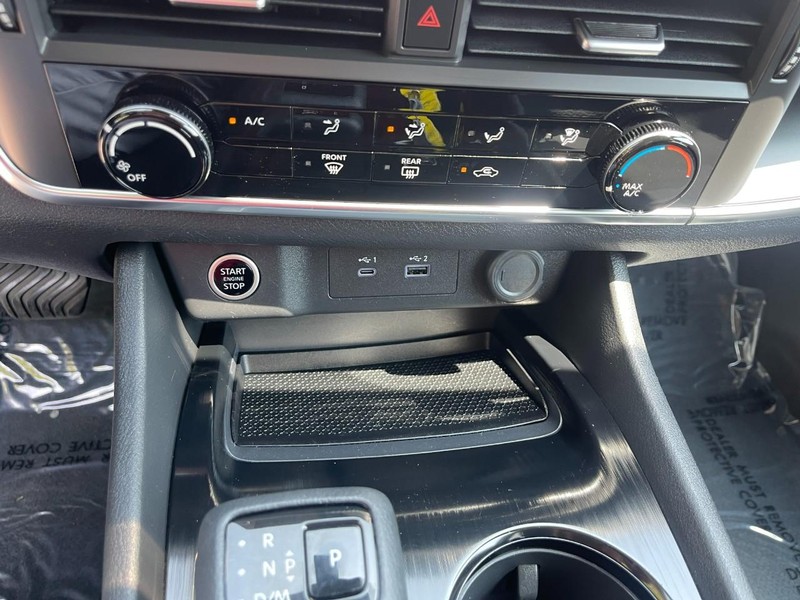 Nissan Rogue Vehicle Image 27