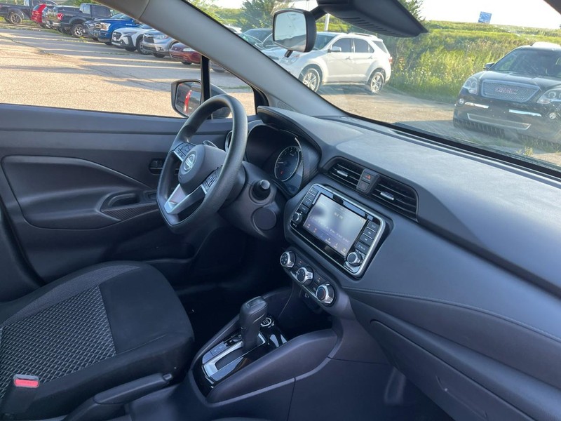 Nissan Versa Vehicle Image 02