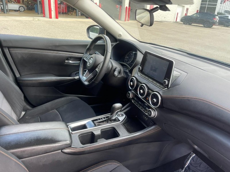 Nissan Sentra Vehicle Image 09